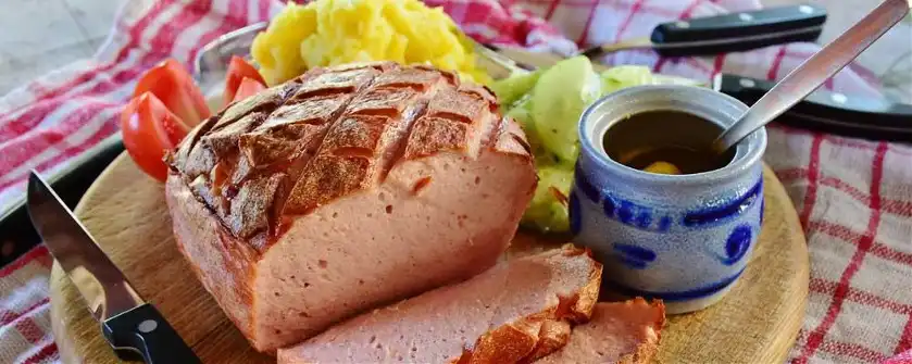 Gedeck mit Leberkäse und Salat